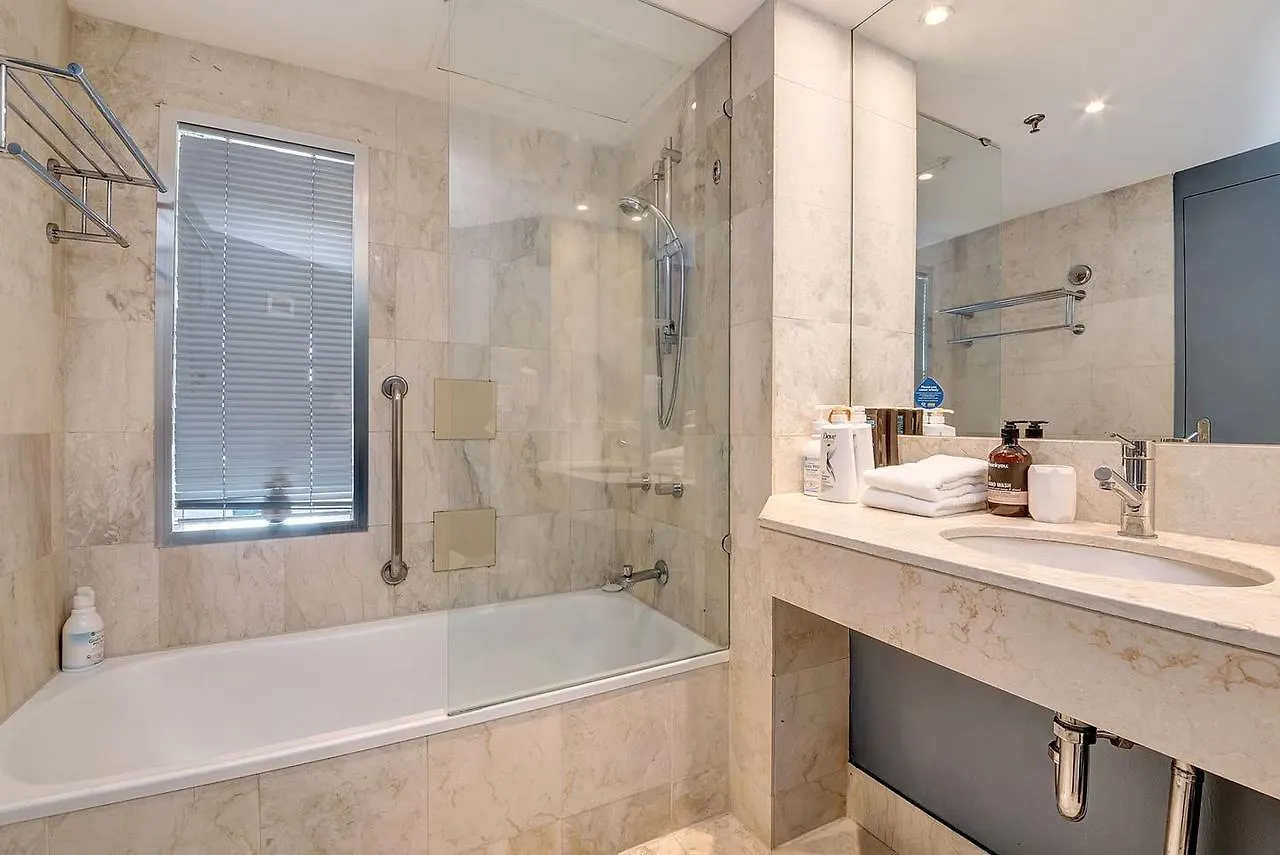 Gold Coast Apartment + Pool + Gym + Views Surfers Paradise